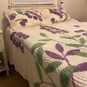 Queen bedspread and shams